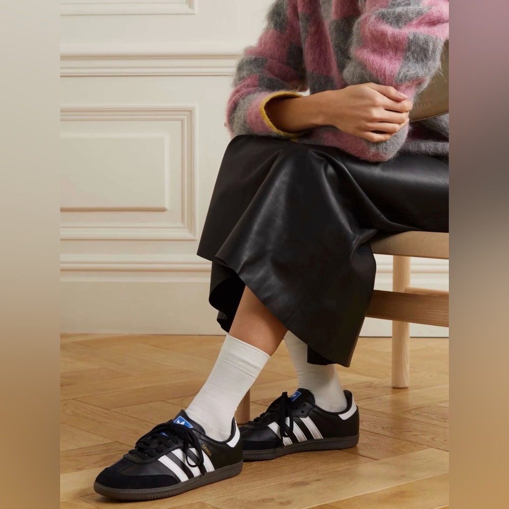 Adidas “Samba” OG sneakers in black leather with white stripes